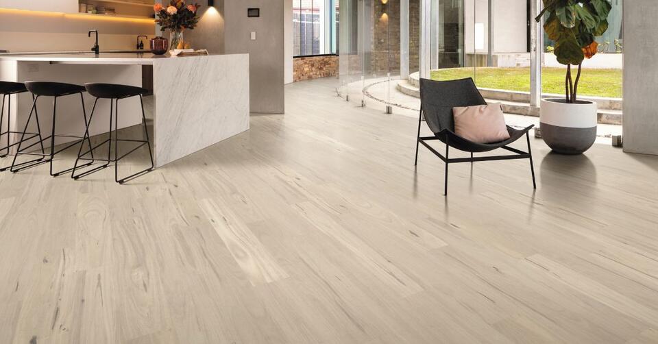 Luxury Vinyl Flooring Can Look Like Hardwood  Luxury vinyl tile flooring,  Luxury vinyl plank flooring, Karndean vinyl flooring